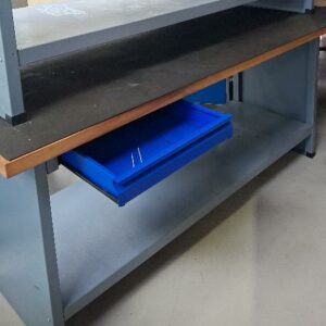 2 établis en acier laqué gris, plateau en bois, 1 tiroir en ceinture. 88 x 200 x 71 cm.