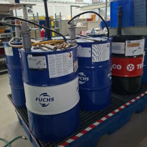 5 fûts avec pompes, divers modèles (voir détails sur photos)