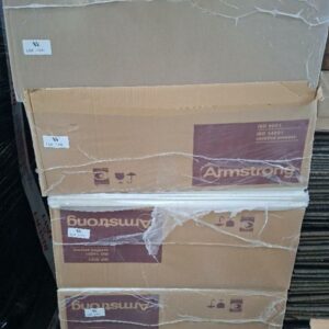 64 dalles de faux plafond acoustique 60 x 60 cm de marque Armstrong référence Cortega. 4 cartons de 16 pièces chaque