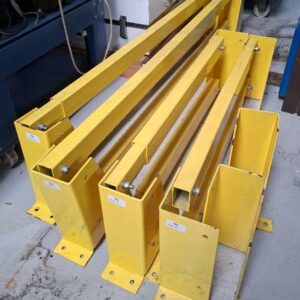 4 barres antichocs en acier laqué jaune, dont 2 de 184 cm et 2 de 112 cm, plus 2 plots