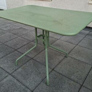 Table d'extérieur basculante design Philippe Mathieu modèle Pétale édition Fermob en tôle couleur vert cactus. 74 x 110 x 70 cm. 4 unités. Vendu à l'unité avec faculté de réunion. Localisation: 30 rue Beauregard - 60440 Nanteuil-Le-Haudouin