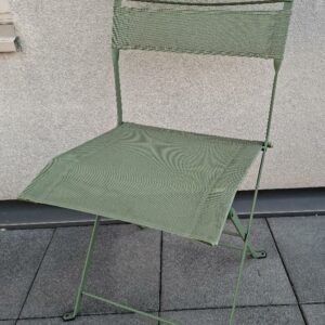 Chaise pliante design Pascal Mourgue modèle Plein Air édition Fermod en métal et toile résille vert cactus. 87 x 44 x 52 cm. 15 unités. Vendu à l'unité avec faculté de réunion. Localisation: 30 rue Beauregard - 60440 Nanteuil-Le-Haudouin