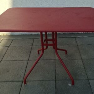 Table d'extérieur basculante design Philippe Mathieu modèle Pétale édition Fermob en tôle couleur rouge piment. 74 x 110 x 70 cm 4 unités. Vendu à l'unité avec faculté de réunion. Localisation: 30 rue Beauregard - 60440 Nanteuil-Le-Haudouin