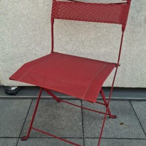 Chaise pliante design Pascal Mourgue modèle Plein Air édition Fermod en métal et toile résille rouge piment. 87 x 44 x 52 cm. 16 unités. Vendu à l'unité avec faculté de réunion. Localisation: 30 rue Beauregard - 60440 Nanteuil-Le-Haudouin