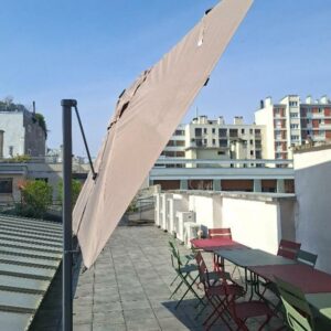 Parasol déporté de marque Belvéo modèle Sofy, toile de couleur beige foncé. Dimension déplié 3 x 3 m. Localisation: 30 rue Beauregard - 60440 Nanteuil-Le-Haudouin.