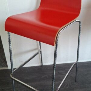 Tabouret haut empilable, coque en bois contreplaqué laqué rouge, piétement en acier tubulaire chromé. 106 x 43 x 54 cm. 8 unités. Vendu à l'unité avec faculté de réunion. Localisation: 30 rue Beauregard - 60440 Nanteuil-Le-Haudouin