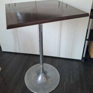 Table haute 2 personnes de marque Werzalit, plateau en bois stratifié couleur wengé, pied colonne de forme tulipe en acier chromé. 109 x 70 x 70 cm. 4 unités. Vendu à l'unité avec faculté de réunion. Localisation: 30 rue Beauregard - 60440 Nanteuil-Le-Haudouin