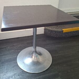 Table 2 personnes de marque Werzalit, plateau en bois stratifié couleur wengé, pied colonne de forme tulipe en acier chromé. 73 x 70 cm. 4 unités. Vendu à l'unité avec faculté de réunion. Localisation: 30 rue Beauregard - 60440 Nanteuil-Le-Haudouin