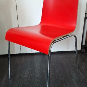 Chaise empilable, coque en bois contreplaqué laqué rouge, piétement en acier tubulaire chromé. 81 x 44 x 55 cm. 8 unités. Vendu à l'unité avec faculté de réunion. Localisation: 30 rue Beauregard - 60440 Nanteuil-Le-Haudouin