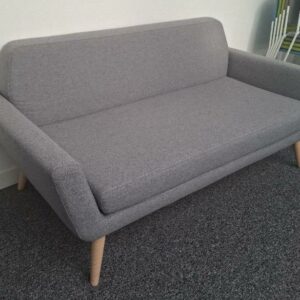 Canapé de marque Softline recouvert de tissu gris, piétement en bois naturel. 73 x 160 x 78 cm. Localisation: 30 rue Beauregard - 60440 Nanteuil-Le-Haudouin