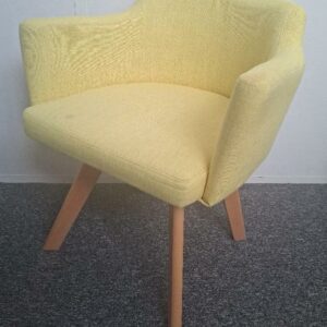 Paire de fauteuils de style scandinave recouverts de tissu jaune, pieds obliques en bois naturel. 68 x 58 x 56 cm (tâches). Localisation: 30 rue Beauregard - 60440 Nanteuil-Le-Haudouin