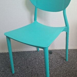 Paire de chaises en polypropylène vert. 82 x 41 x 50 cm. Localisation: 30 rue Beauregard - 60440 Nanteuil-Le-Haudouin