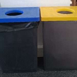 Poubelle rectangulaire en plastique gris. couvercle bleu ou jaune. 76 x 52 x 30 cm. 6 unités. Vendu à l'unité avec faculté de réunion. Localisation: 30 rue Beauregard - 60440 Nanteuil-Le-Haudouin