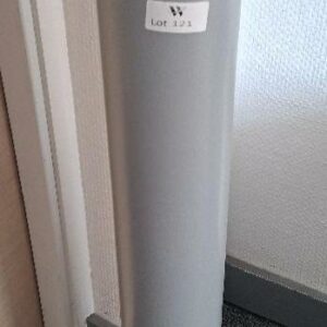 Distributeur de gel hydroalcoolique à pédale en métal gris. Hauteur 95 cm. 5 unités. Localisation: 30 rue Beauregard - 60440 Nanteuil-Le-Haudouin