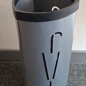 Porte-parapluie en métal gris. 59 x 26 cm. Localisation: 30 rue Beauregard - 60440 Nanteuil-Le-Haudouin