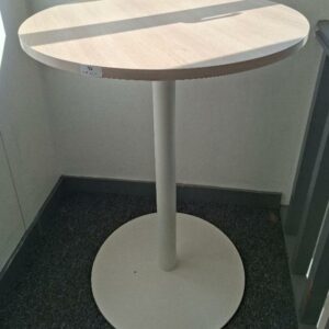 Mange debout, plateau rond en bois stratifié couleur hêtre, pied colonne en acier laqué blanc. 110 x 80 cm. Localisation: 30 rue Beauregard - 60440 Nanteuil-Le-Haudouin