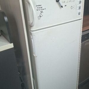 Combiné réfrigérateur congélateur de marque Curtiss type CT235. Capacité congélateur 44 litres, réfrigérateur 184 litres. 140 x 55 x 60 cm. (poignée cassée) Localisation: 30 rue Beauregard - 60440 Nanteuil-Le-Haudouin