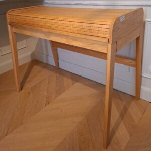 Bureau cylindre  en bois clair. 85 x 110 x 61 cm. 6 unités. Vendu à l'unité avec faculté de réunion. Localisation: BLB, 3 rue de la Fossé aux Leux - 91700 Sainte Geneviève des Bois