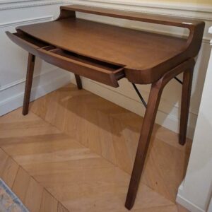 Bureau de style scandinave en bois ouvrant par 2 tiroirs en ceinture. 88 x 120 x 59 cm. 7 unités. Vendu à l'unité avec faculté de réunion. Localisation: BLB, 3 rue de la Fossé aux Leux - 91700 Sainte Geneviève des Bois