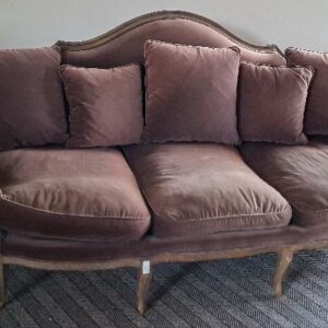 Canapé dit "Pompadour" recouvert de velours vieux rose, structure en bois naturel, pieds cambrés, style Louis XV. 108 x 225 x 87 cm. Localisation: BLB, 3 rue de la Fossé aux Leux - 91700 Sainte Geneviève des Bois