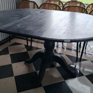 Table ronde avec une rallonge en bois noirci de marque Interiors, reposant sur un pied balustre sur base à 4 branches. Dimension en configuration ovale: 75 x 164 x 115 cm. 2 unités. Vendu à l'unité avec faculté de réunion. Localisation: BLB, 3 rue de la Fossé aux Leux - 91700 Sainte Geneviève des Bois