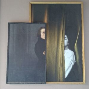 2 tableaux réunis, un portrait de femme dans un cadre doré et un portrait d'homme dans un cadre en bois noir. 150 x 138 cm. Localisation: BLB, 3 rue de la Fossé aux Leux - 91700 Sainte Geneviève des Bois