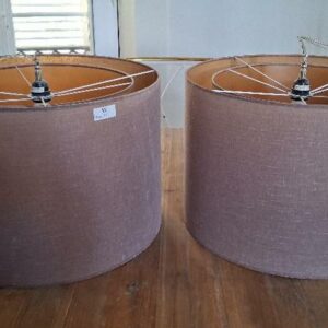 Paire de suspensions de marque Hind Rabii, abat-jours en tissu vieux rose. 46 x 59 cm. Localisation: BLB, 3 rue de la Fossé aux Leux - 91700 Sainte Geneviève des Bois