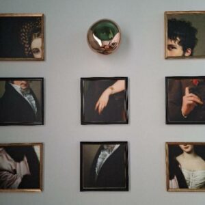 Lot de 8 petits tableaux sur toile, cadres noirs ou dorés. 40 x 40 cm chaque. Localisation: BLB, 3 rue de la Fossé aux Leux - 91700 Sainte Geneviève des Bois