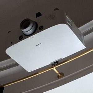 Vidéoprojecteur de marque Nec modèle PA500X. Localisation: BLB, 3 rue de la Fossé aux Leux - 91700 Sainte Geneviève des Bois