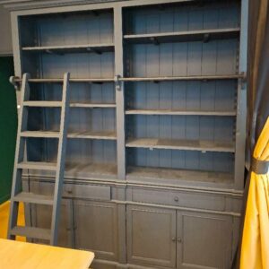 Meuble bibliothèque en bois noirci à 10 étagères modulables, ouvrant par 2 tiroirs et 2 placards. 230 x 192 x 37. Localisation: BLB, 3 rue de la Fossé aux Leux - 91700 Sainte Geneviève des Bois