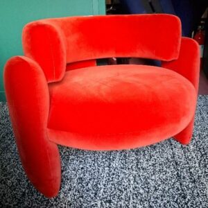 Fauteuil de marque Royal Stranger modèle Embrace recouvert de velours orange vif. 66 x 90 x 88 cm. Localisation: BLB, 3 rue de la Fossé aux Leux - 91700 Sainte Geneviève des Bois