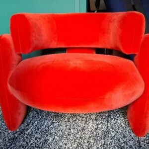 Fauteuil de marque Royal Stranger modèle Embrace recouvert de velours orange vif. 66 x 90 x 88 cm. Localisation: Quinze Transfert, 3 rue de la Fossé aux Leux - 91700 Sainte Geneviève des Bois