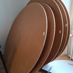 Table traiteur pliante, plateau rond en bois brut, 4 pieds chromés. Diamètre: 175 cm. 3 unités. Vendu à l'unité avec faculté de réunion. Localisation: BLB, 3 rue de la Fossé aux Leux - 91700 Sainte Geneviève des Bois