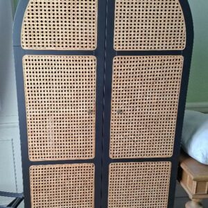 Armoire penderie ouvrant à 2 portes en bois noirci et cannage. 172 x 89 x 59 cm. 15 unités. Localisation: BLB, 3 rue de la Fossé aux Leux - 91700 Sainte Geneviève des Bois