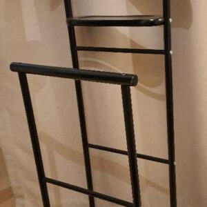 Valet de chambre en bois noirci. 106 x 44 x 34 cm. 3 unités. Vendu à l'unité avec faculté de réunion. Localisation: BLB, 3 rue de la Fossé aux Leux - 91700 Sainte Geneviève des Bois