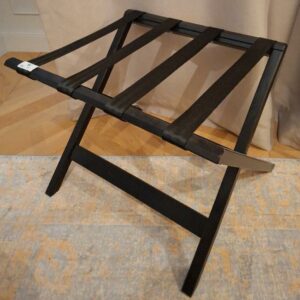 Porte valise pliant en bois noir et lanières de tissu. 23 unités. Vendu à l'unité avec faculté de réunion. Localisation: BLB, 3 rue de la Fossé aux Leux - 91700 Sainte Geneviève des Bois