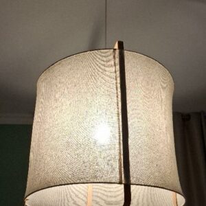 Suspension lumineuse en bois et tissu beige. 120 x 60 cm. 2 unités. Vendu à  l'unité avec faculté de réunion. Localisation: BLB, 3 rue de la Fossé aux Leux - 91700 Sainte Geneviève des Bois