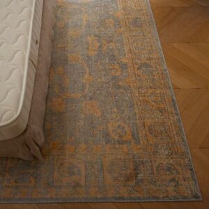 Tapis mécanique de marque Benuta dans les tons ocre et bleus. 200 x 300 cm. 4 unités. Vendu à l'unité avec faculté de réunion. Localisation: BLB, 3 rue de la Fossé aux Leux - 91700 Sainte Geneviève des Bois