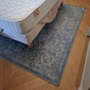 Tapis mécanique de marque Benuta dans les tons bleus et beiges. 160 x 235́ cm. 2 unités. Vendu à l'unité avec faculté de réunion. Localisation: BLB, 3 rue de la Fossé aux Leux - 91700 Sainte Geneviève des Bois