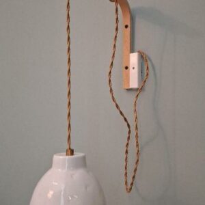 Paire d'appliques, globes en porcelaine blanche de Limoges à décor d'hirondelles, socle en bois naturel. 47 x 25 cm. 4 unités. Vendu à l’unité avec faculté de réunion. Localisation: BLB, 3 rue de la Fossé aux Leux - 91700 Sainte Geneviève des Bois