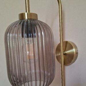 Paire d'appliques, globes en verre fumé strié, socle en laiton. 41 x 14 cm. 6 unités. Vendu à l’unité avec faculté de réunion. Localisation: BLB, 3 rue de la Fossé aux Leux - 91700 Sainte Geneviève des Bois