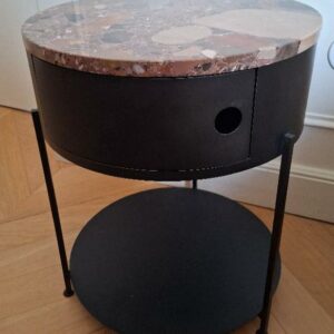Paire de tables de chevet, structure en acier mat noir, plateau rond en marbre brèche, une étagère en partie basse et un tiroir.  50 x 40 cm. 10 unités. Vendu à l’unité avec faculté de réunion. Localisation: BLB, 3 rue de la Fossé aux Leux - 91700 Sainte Geneviève des Bois