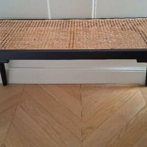 Bout de lit en bois noirci, plateau ovale en cannage de rotin. 46 x 100 x 36 cm. 8 unités. Vendu à l’unité avec faculté de réunion. Localisation: BLB, 3 rue de la Fossé aux Leux - 91700 Sainte Geneviève des Bois