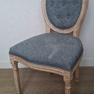 Chaise à dossier médaillon en bois cérusé, garniture en tissu gris, style Louis XVI. 94 x 49 x 52 cm. Localisation: BLB, 3 rue de la Fossé aux Leux - 91700 Sainte Geneviève des Bois