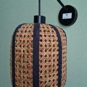 Paire d'appliques, socle en acier laqué noir, abat-jour en cannage et tissu noir. 40 x 30 cm. 4 unités. Vendu à l’unité avec faculté de réunion. Localisation: BLB, 3 rue de la Fossé aux Leux - 91700 Sainte Geneviève des Bois