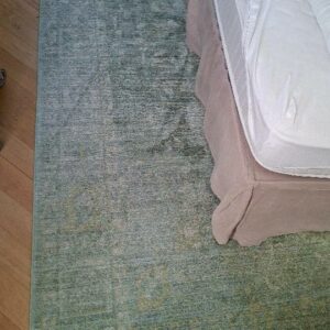 Tapis mécanique de marque Benuta dans les tons verts et beiges. 200 x 300 cm. 5 unités. Vendu à l’unité avec faculté de réunion.  Localisation: BLB, 3 rue de la Fossé aux Leux - 91700 Sainte Geneviève des Bois