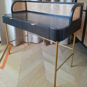 Bureau de marque Maisons du Monde en bois noirci et cannage, 2 tiroirs en ceinture, piétement en métal doré. 98 x 115 x 55 cm. Localisation: BLB, 3 rue de la Fossé aux Leux - 91700 Sainte Geneviève des Bois