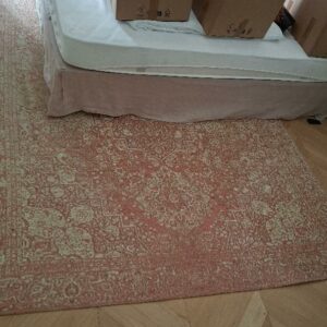 Tapis mécanique de marque Benuta dans les tons roses et beiges. 200 x 285 cm. 2 unités. Vendu à l’unité avec faculté de réunion. Localisation: BLB, 3 rue de la Fossé aux Leux - 91700 Sainte Geneviève des Bois