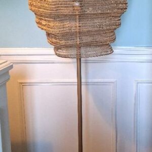 Lampe de parquet en métal doré, abat-jour en cotte de maille en forme de nasse. 150 x 48 cm. 4 unités. Vendu à l’unité avec faculté de réunion. Localisation: BLB, 3 rue de la Fossé aux Leux - 91700 Sainte Geneviève des Bois