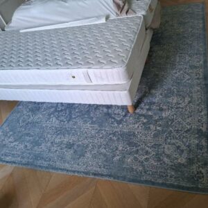 Tapis mécanique de marque Benuta dans les tons bleus et beiges. 200 x 285 cm. 3 unités. Vendu à l’unité avec faculté de réunion. Localisation: BLB, 3 rue de la Fossé aux Leux - 91700 Sainte Geneviève des Bois